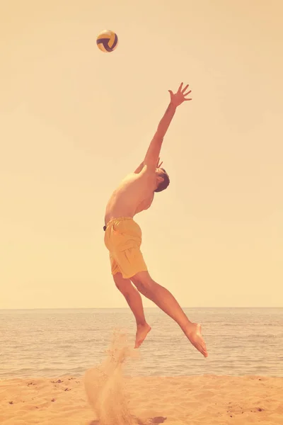 Male Beach Volleyball Game Player Jump Hot Sand — Stock Photo, Image