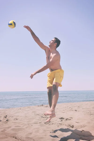 Чоловічий Пляжний Волейбол Гравець Стрибає Гарячому Піску — стокове фото