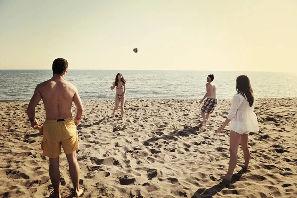 Giovani Gruppo Divertirsi Giocare Beach Volley Nella Soleggiata Giornata Estiva — Foto Stock