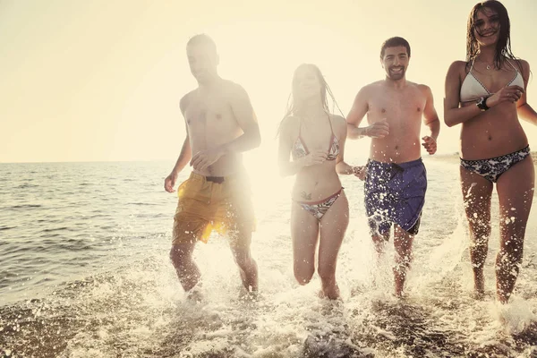 Šťastný Lidé Skupina Bavit Běh Skok Pláži Krásné Písečné Pláže — Stock fotografie