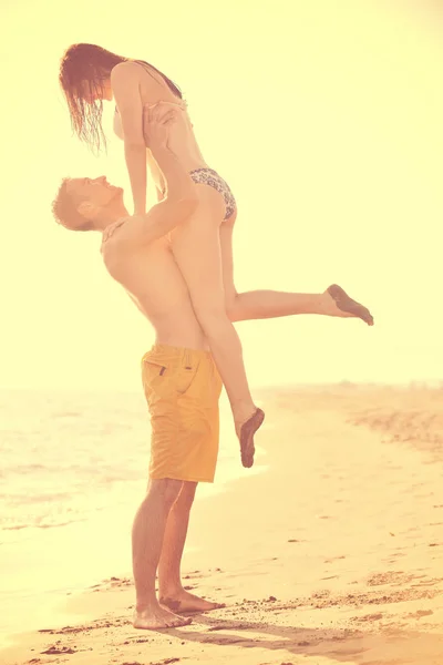 Felice giovane coppia hanno tempo romantico sulla spiaggia — Foto Stock