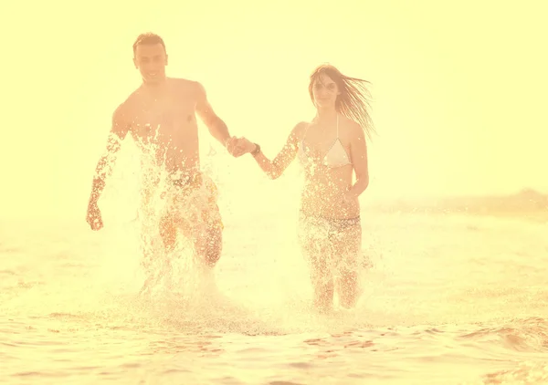 Feliz jovem casal tem tempo romântico na praia — Fotografia de Stock