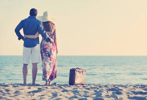 Ζευγάρι Στην Παραλία Ταξιδιωτική Τσάντα Που Αντιπροσωπεύει Την Ελευθερία Και — Φωτογραφία Αρχείου