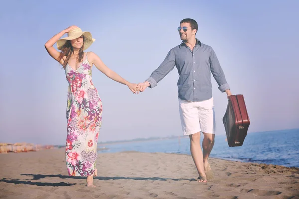 Couple Sur Plage Avec Sac Voyage Représentant Liberté Drôle Lune — Photo