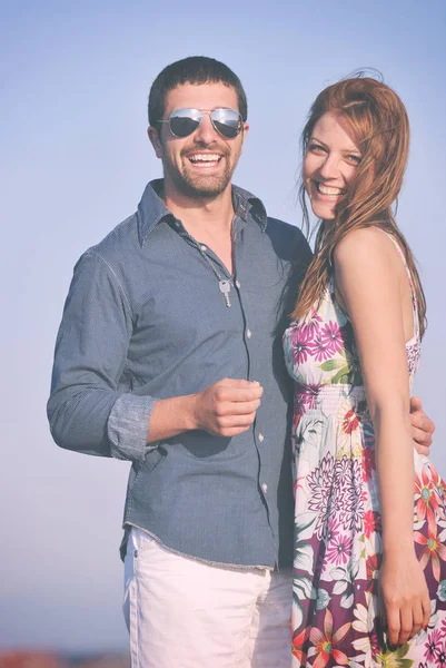 Gelukkig Jong Paar Hebben Romantische Tijd Het Strand Bij Zonsondergang — Stockfoto
