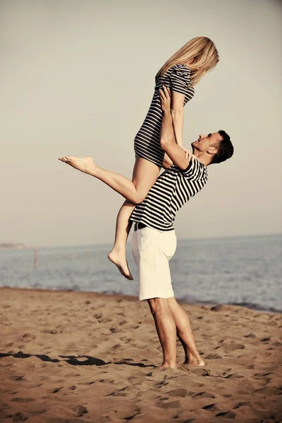 Glückliches junges Paar hat Spaß am Strand — Stockfoto