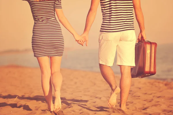 Couple Sur Plage Avec Sac Voyage Représentant Liberté Drôle Lune — Photo