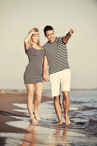 Feliz jovem casal tem tempo romântico na praia — Fotografia de Stock