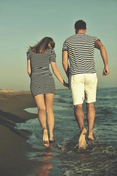 Ευτυχισμένο ζευγάρι έχουν ρομαντικές στιγμές στην παραλία — Φωτογραφία Αρχείου