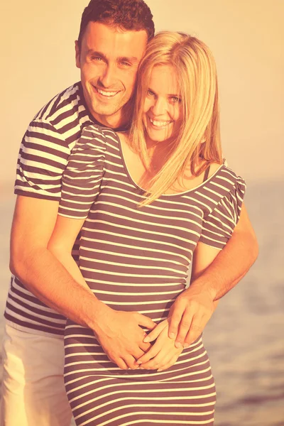 Heureux jeune couple avoir du temps romantique sur la plage — Photo