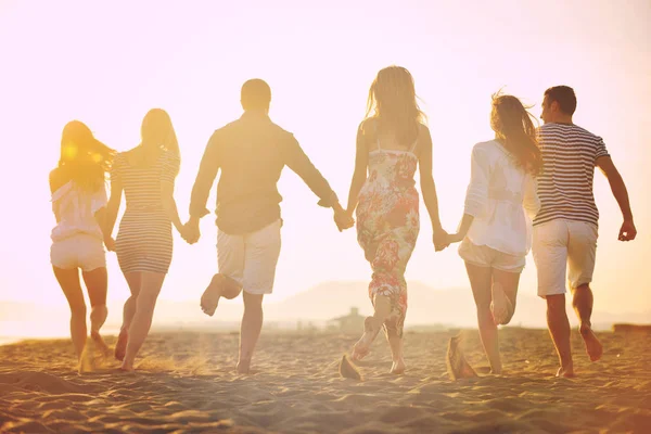 Feliz Grupo Jóvenes Divertirse Correr Saltar Playa Hermosa Playa Arena — Foto de Stock