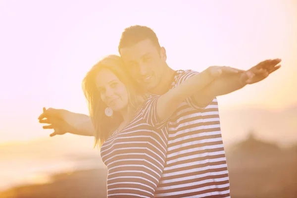 Feliz jovem casal tem tempo romântico na praia — Fotografia de Stock