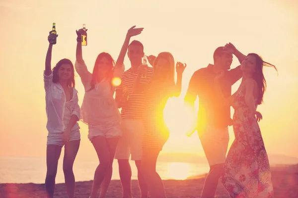 Группа Молодых Людей Наслаждается Летней Вечеринкой Пляже Прекрасном Закате — стоковое фото