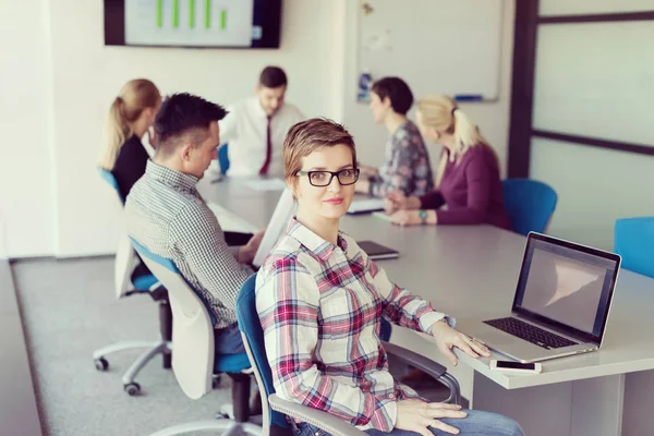 Ung Affärskvinna Vid Modern Start Kontor Interiör Arbetar Bärbar Dator — Stockfoto