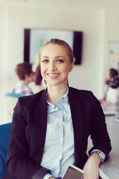 Modern Ofis Içinde Genç Kadınının Portresi Arka Planda Toplantı Grubu — Stok fotoğraf