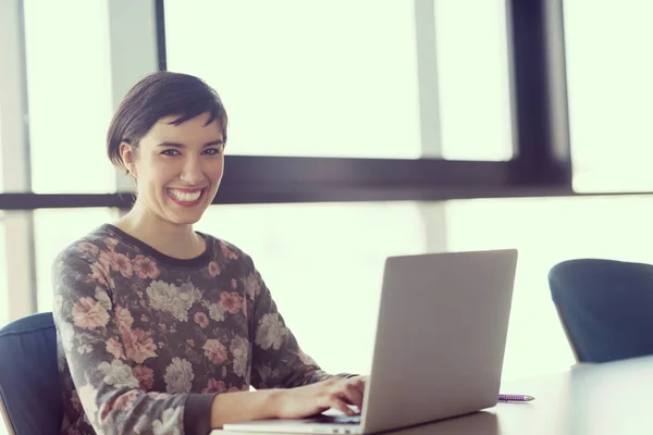 Modern Başlangıçtaki Genç Kadını Işleri Laptop Bilgisayarı Üzerinde Çalışan Toplantıda — Stok fotoğraf