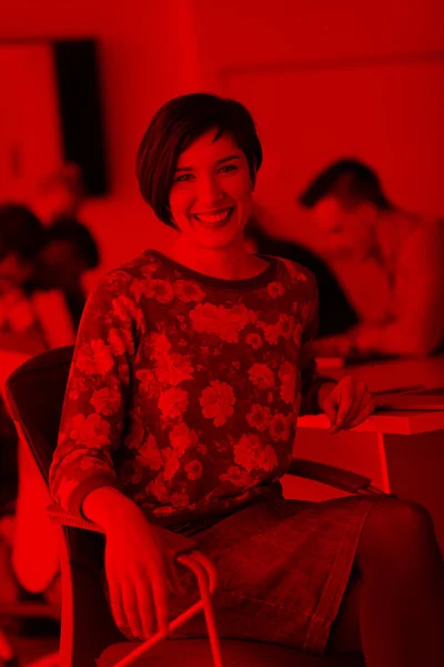 Portret Van Jonge Zakenvrouw Bij Moderne Startup Office Interieur Team — Stockfoto