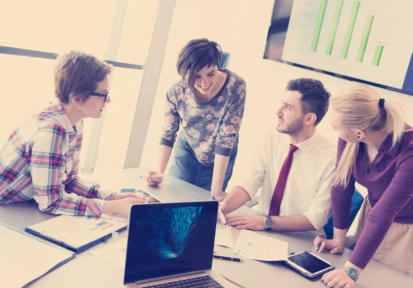 Negócio Inicialização Jovens Criativos Grupo Brainstorming Reunião Interior Escritório Usando — Fotografia de Stock