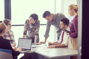 Girişim işi, genç yaratıcı insanlar grup ofis içi toplantılarında beyin fırtınası yapıyorlar ve fikir planları ve projeleri not etmek için dizüstü bilgisayar ve tablet bilgisayar kullanıyorlar