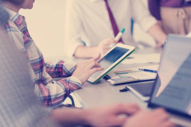 Girişim işi, genç yaratıcı insanlar grup ofis içi toplantılarında beyin fırtınası yapıyorlar ve fikir planları ve projeleri not etmek için dizüstü bilgisayar ve tablet bilgisayar kullanıyorlar