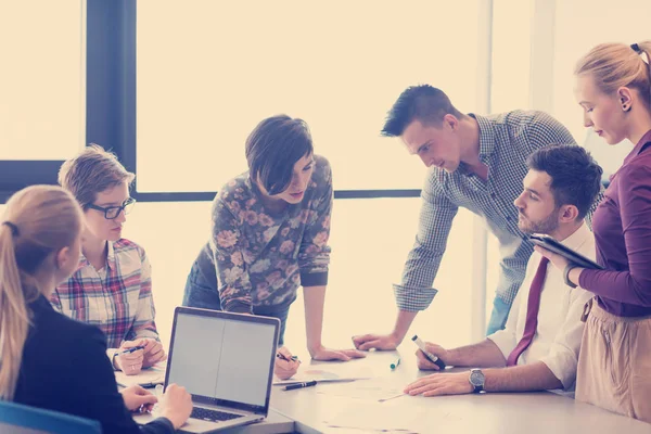 Negócio Inicialização Jovens Criativos Grupo Brainstorming Reunião Interior Escritório Usando — Fotografia de Stock