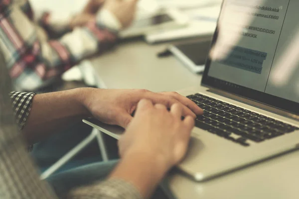 Primer Plano Del Hombre Negocios Manos Escribiendo Ordenador Portátil Oficina — Foto de Stock