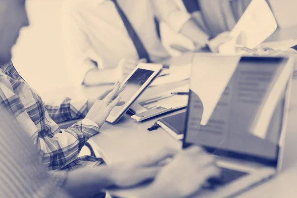 Close Van Zakelijke Man Handen Typen Laptopcomputer Bij Opstarten Van — Stockfoto