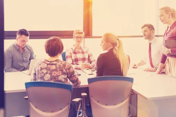 Start Entreprise Jeunes Créateurs Groupe Remue Méninges Sur Réunion Bureau — Photo