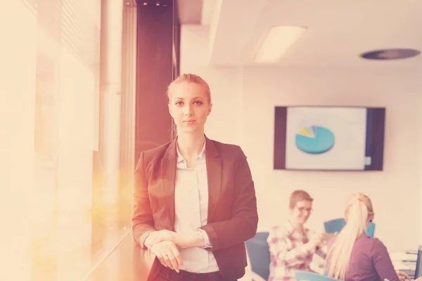 現代の新興企業室内チームの若いビジネス女性の肖像 — ストック写真