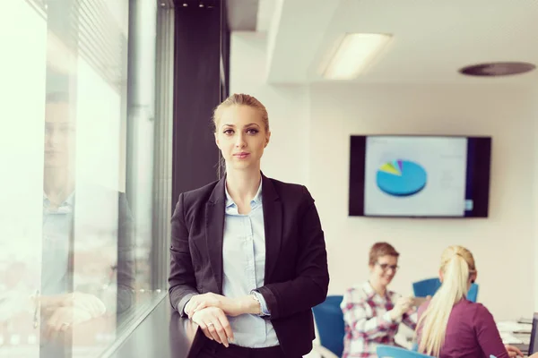 Retrato Joven Mujer Negocios Interior Oficina Inicio Moderno Equipo Grupo — Foto de Stock