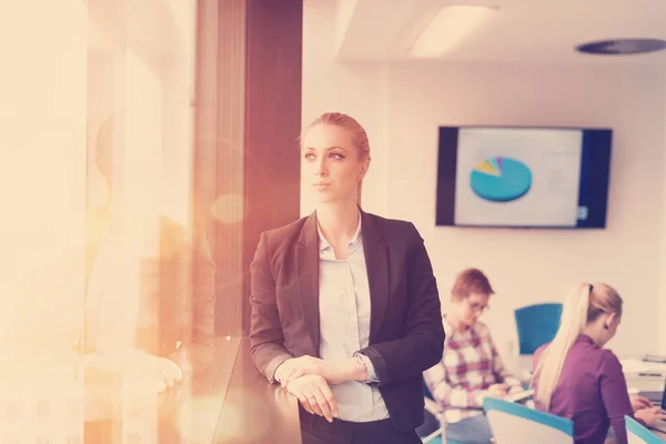 Portrait Jeune Femme Affaires Bureau Démarrage Moderne Équipe Intérieure Dans — Photo