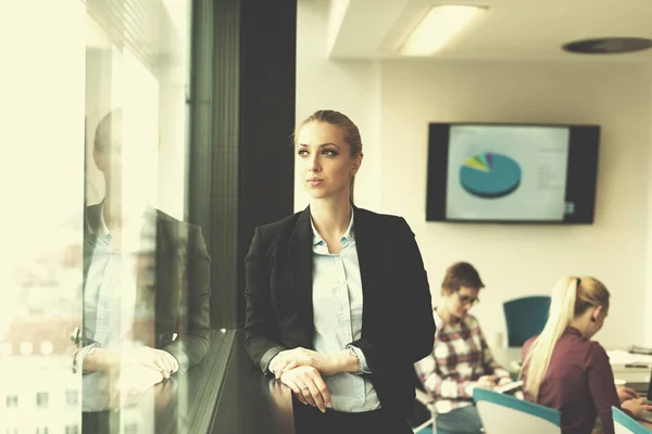 Retrato Joven Mujer Negocios Interior Oficina Inicio Moderno Equipo Grupo — Foto de Stock