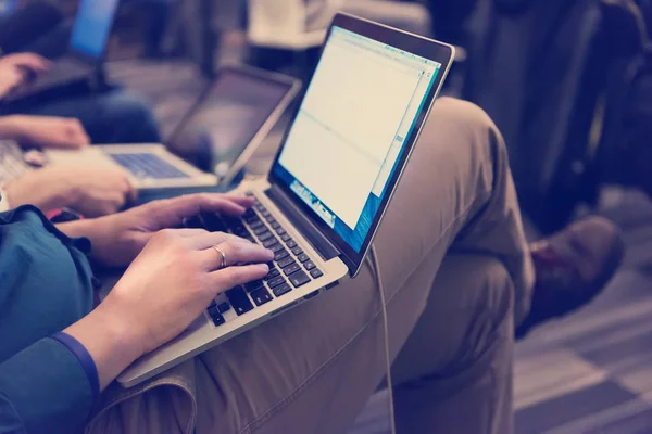 Studenten Workshop Luisteren Presentatie Het Maken Van Aantekeningen Laptop Computer — Stockfoto