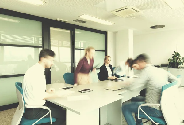 起業家集団が会議室に入り現代的なオフィスのインテリアと動きのブレ — ストック写真