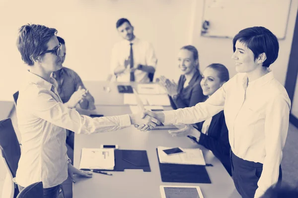 Business Womans Apretón Manos Reunión Equipo Con Grupo Personas Borrosas — Foto de Stock