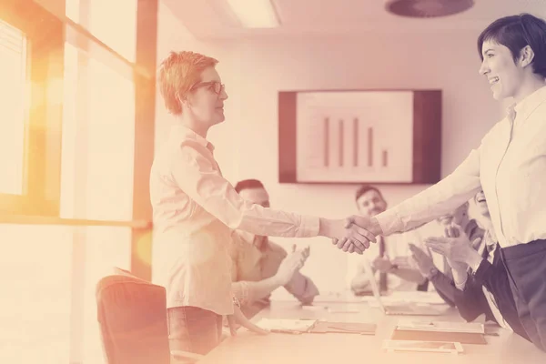 Geschäftsfrauen Händedruck Beim Teammeeting Mit Einer Gruppe Von Menschen Die — Stockfoto