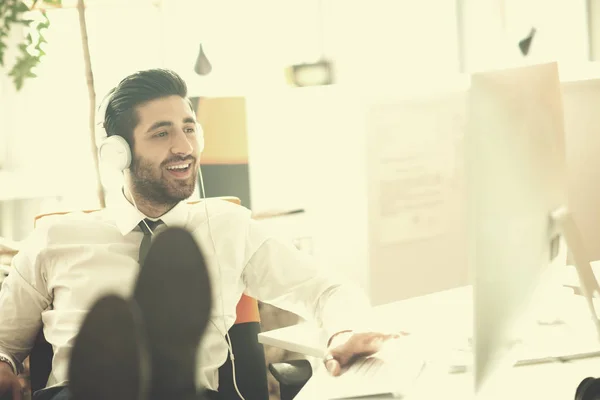 Gelukkig Jong Arabisch Zakenman Met Baard Luisteren Muziek Koptelefoon Bij — Stockfoto