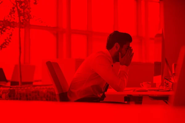 Άνθρωπος Απογοητευμένοι Νέοι Επαγγελματίες Που Εργάζονται Επιτραπέζιο Υπολογιστή Στο Γραφείο — Φωτογραφία Αρχείου