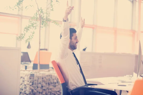 Feliz Joven Hombre Negocios Que Trabaja Computadora Escritorio Escritorio Interior —  Fotos de Stock