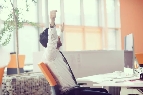 Gelukkig Jonge Zakenman Werken Desktop Computer Achter Zijn Bureau Moderne — Stockfoto