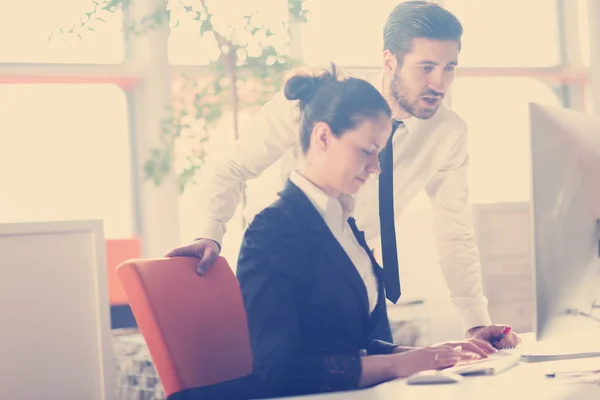 Geschäftspaar Arbeitet Gemeinsam Projekt Modernem Startup Büro — Stockfoto