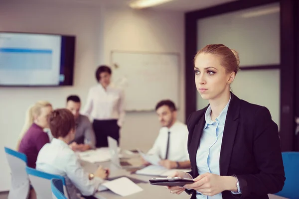 Yonug Blonde Zakenvrouw Het Werken Tablet Computer Bij Moderne Startup — Stockfoto