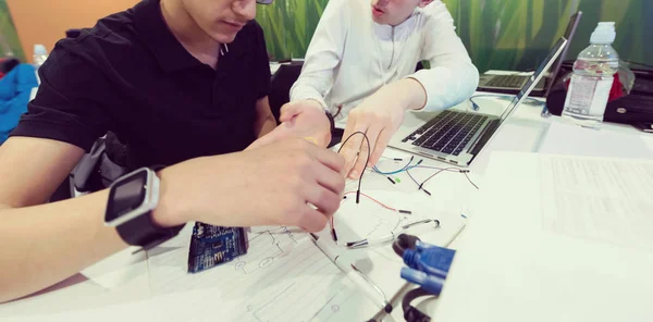 Estudantes Sala Aula Ciência Computação Trabalhando Juntos Projeto Com Hardware — Fotografia de Stock