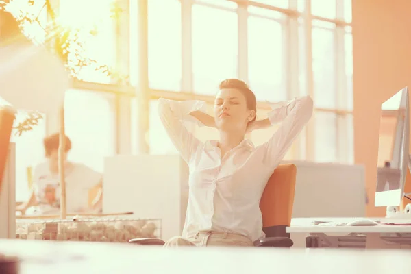 Happy Young Business Woman Relaxing Geting Insiration While Working Desktop — Stock Photo, Image