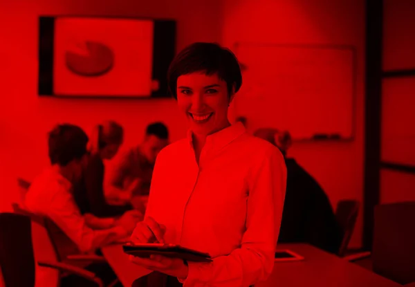 Jong Spaans Zakenvrouw Portret Met Tablet Computer Bij Moderne Startup — Stockfoto