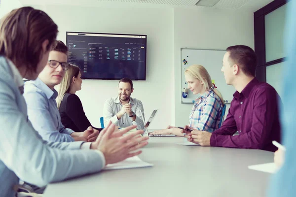 Groep Van Zakenmensen Bespreken Businessplan Het Kantoor — Stockfoto