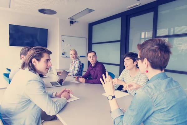 Ομάδα Επιχειρηματιών Συζητούν Επιχειρηματικό Σχέδιο Στο Γραφείο — Φωτογραφία Αρχείου