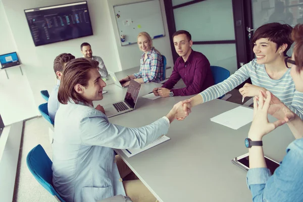 Groupe Gens Affaires Discutant Plan Affaires Dans Bureau — Photo