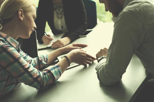 Affärsmän Diskuterar Affärsplan Kontoret — Stockfoto