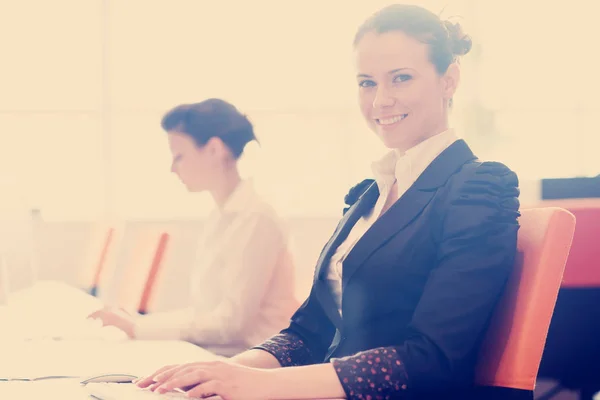 Mujer Negocios Que Trabaja Computadora Escritorio Oficina Inicio Moderno Grupo —  Fotos de Stock